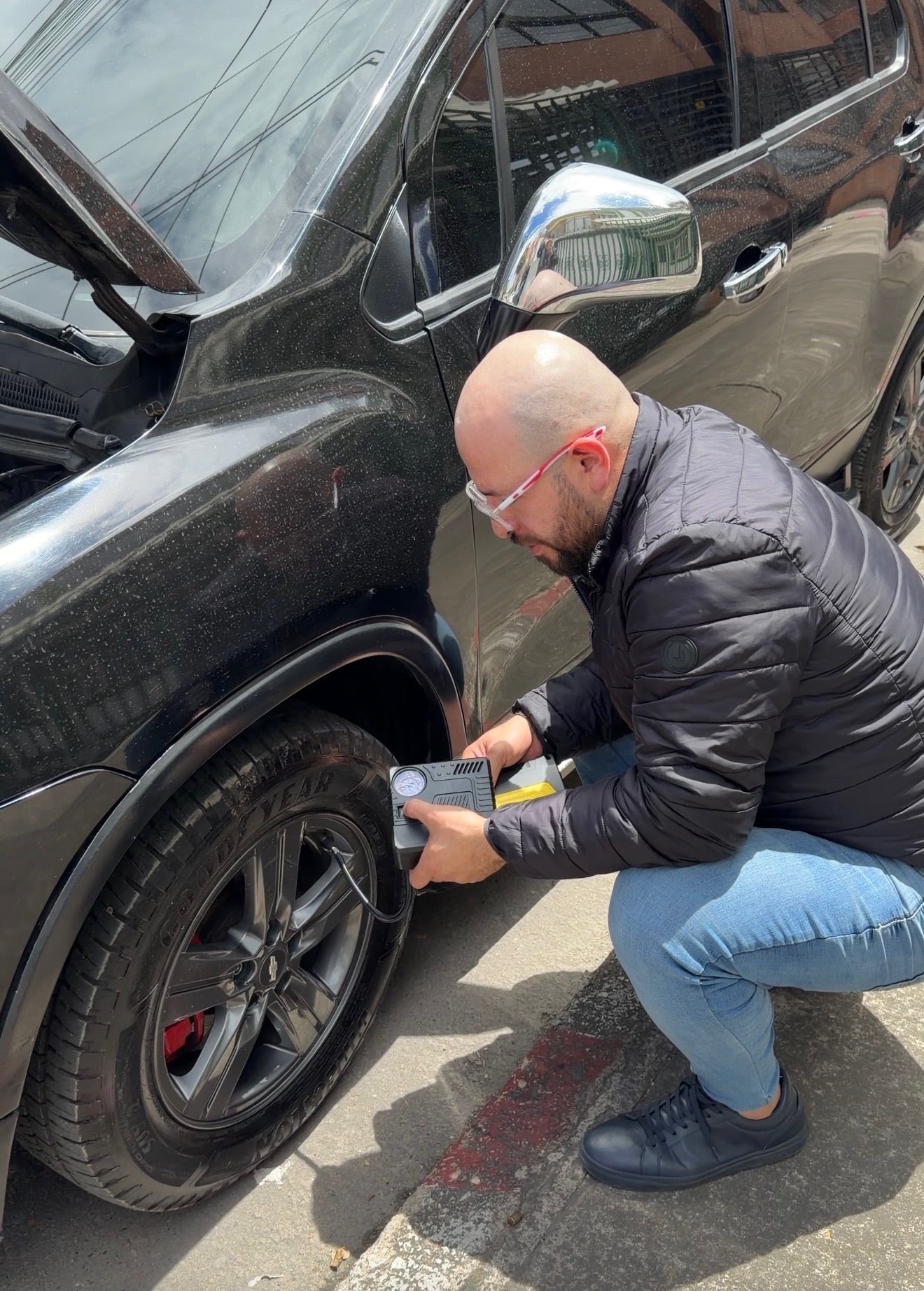 Kit de Emergencia Vehicular 5 en 1 — Arrancador Portátil + Compresor + Linterna